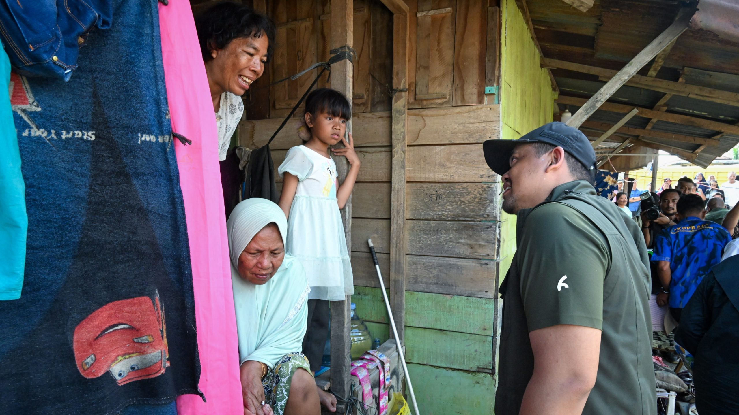 Tinjau Korban Banjir di Langkat, Bobby Diteriaki Warga “Air Bersih, Sembako”