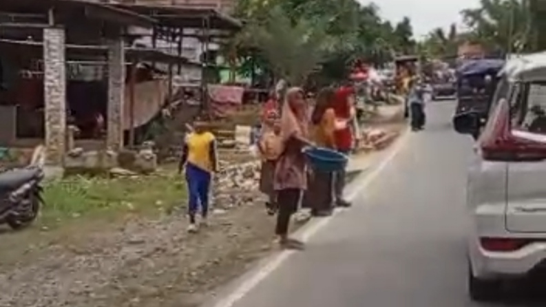 Seratusan Korban Banjir Besitang Mengemis di Jalan, Publik Tanyakan Peran Pemerintah