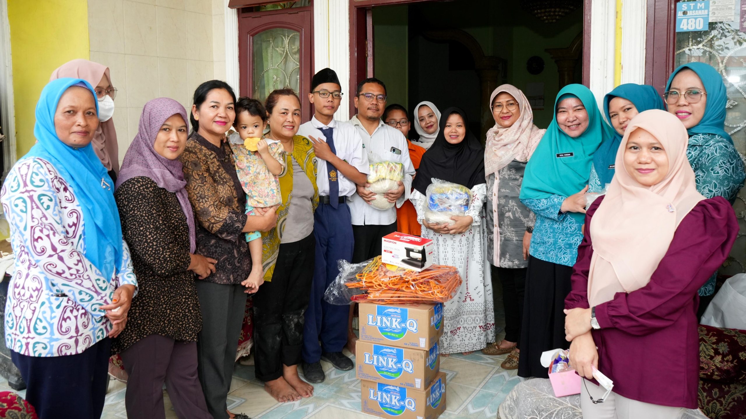 PKK Binjai Serahkan Bantuan untuk Kader Terdampak Banjir