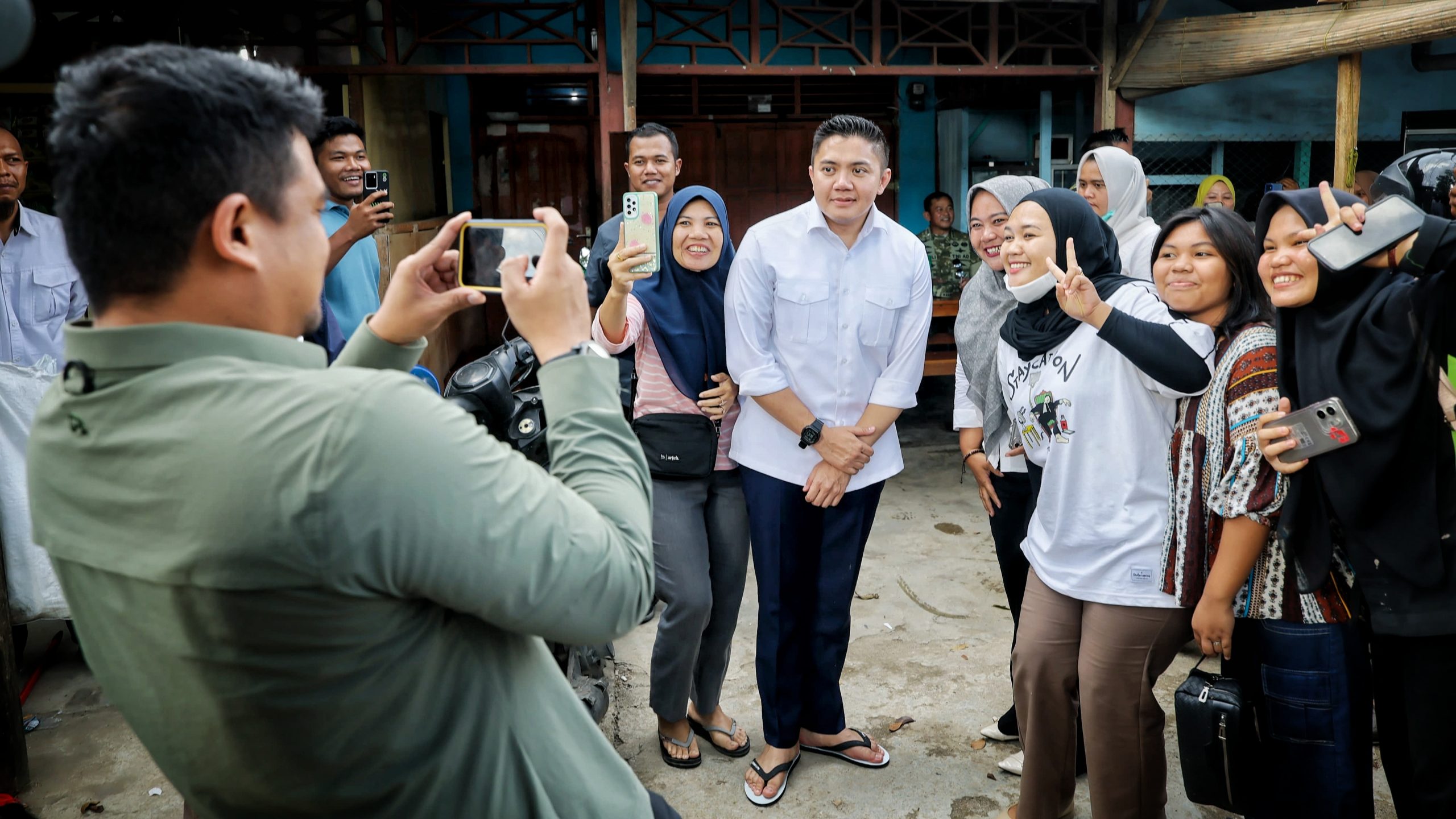 Ngopi Santai di Kedai Kopi, Pejabat Istana dan Para Jenderal Digeruduk Warga Tapsel