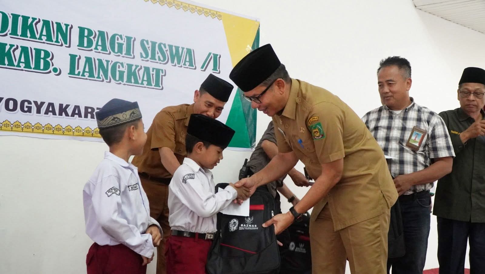 Siswa Terdampak Banjir di Teluk Aru Terima Bantuan Pendidikan