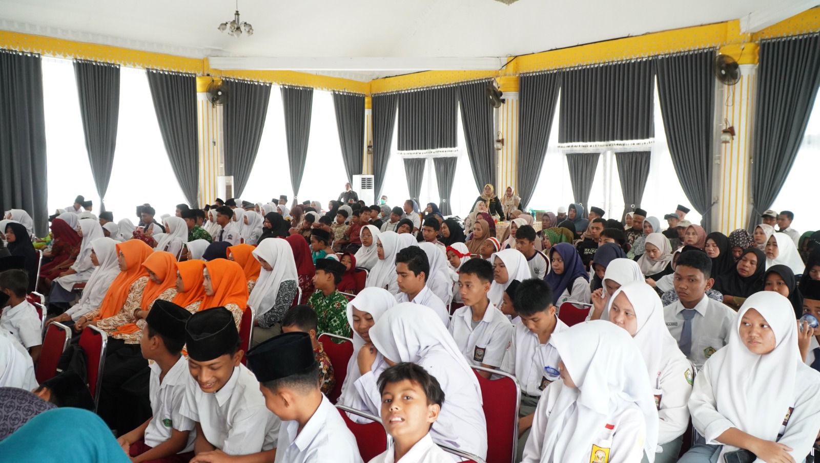 Bupati Langkat Salurkan ZIS Baznas dan Bantuan Siswa Terdampak Banjir