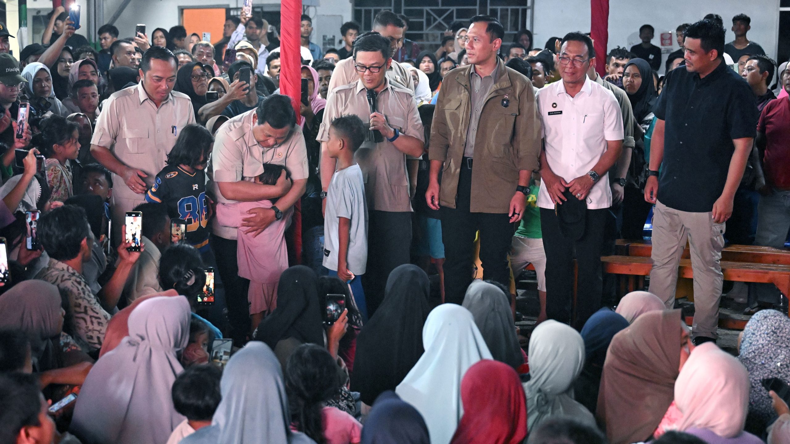 Malam Tahun Baru Bersama Korban Bencana Tapsel, Prabowo Janjikan Jaga Alam