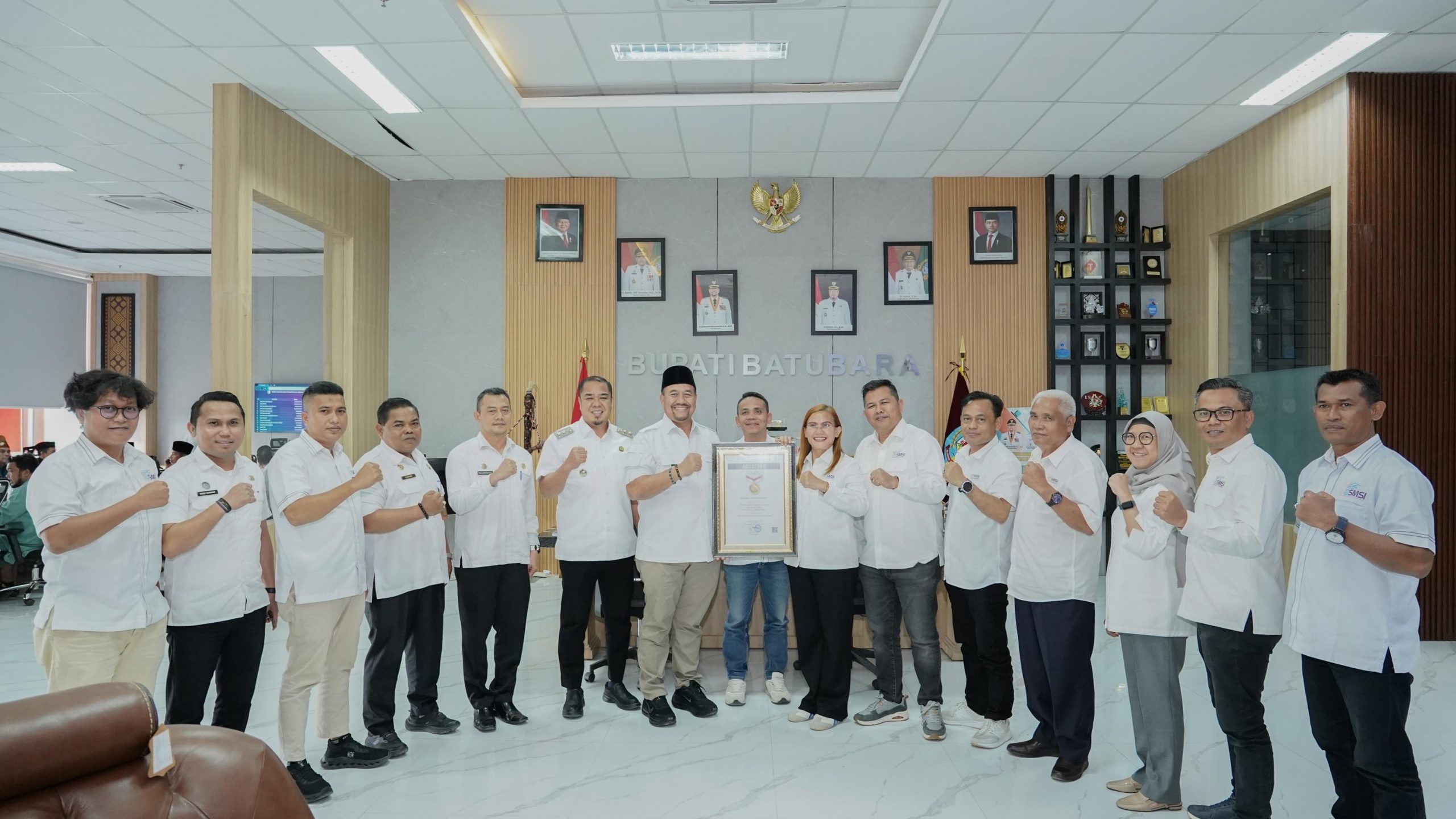 Bupati Batu Bara Terima Anugerah Sahabat Pers Indonesia dari SMSI