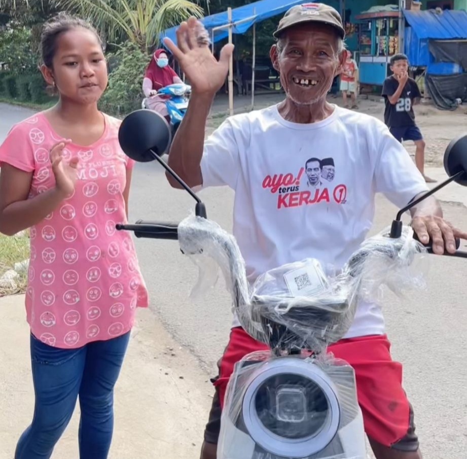 Terima Bantuan HIPMI Langkat, Kakek Senang Korban Tabrak Lari Bisa Kembali Antar Cucu ke SLB