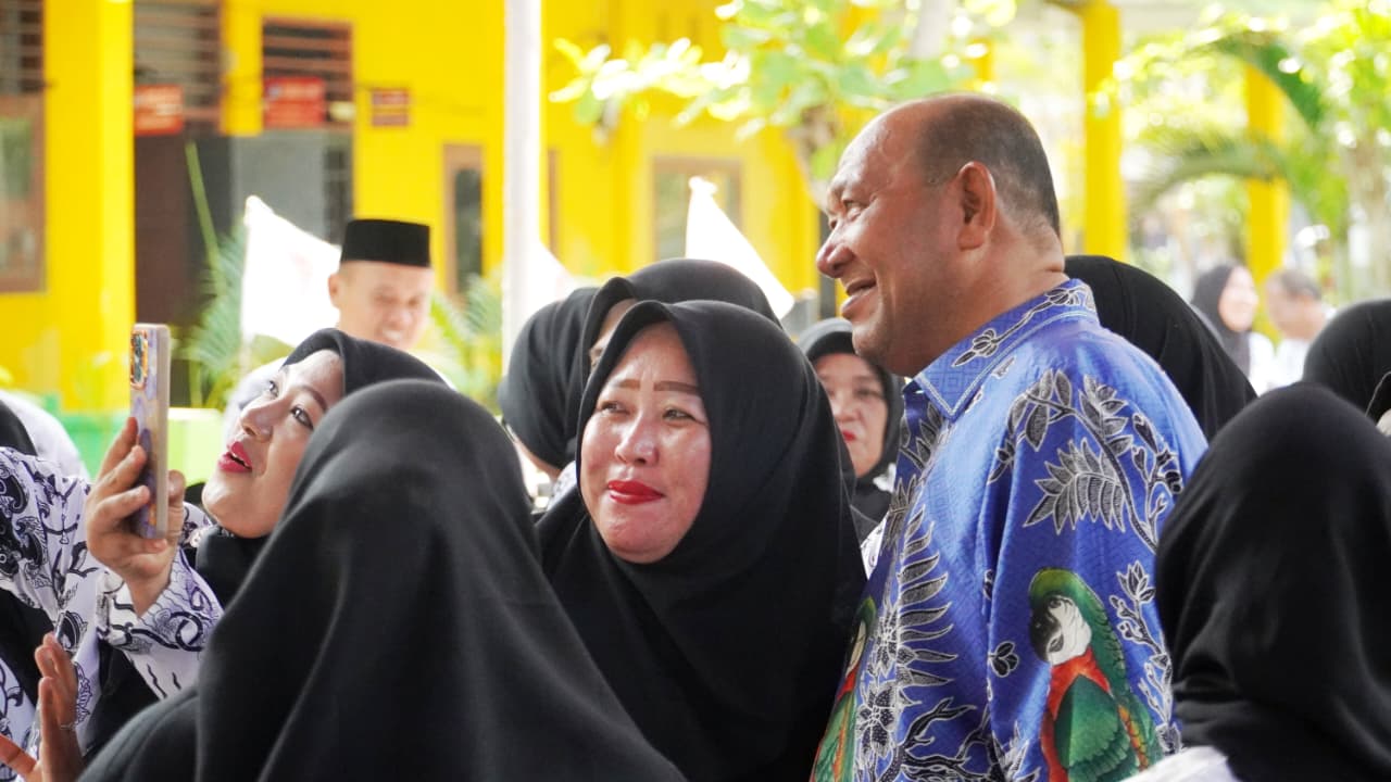 Bupati Langkat Salurkan Donasi GTK Terdampak Banjir Tanjung Pura