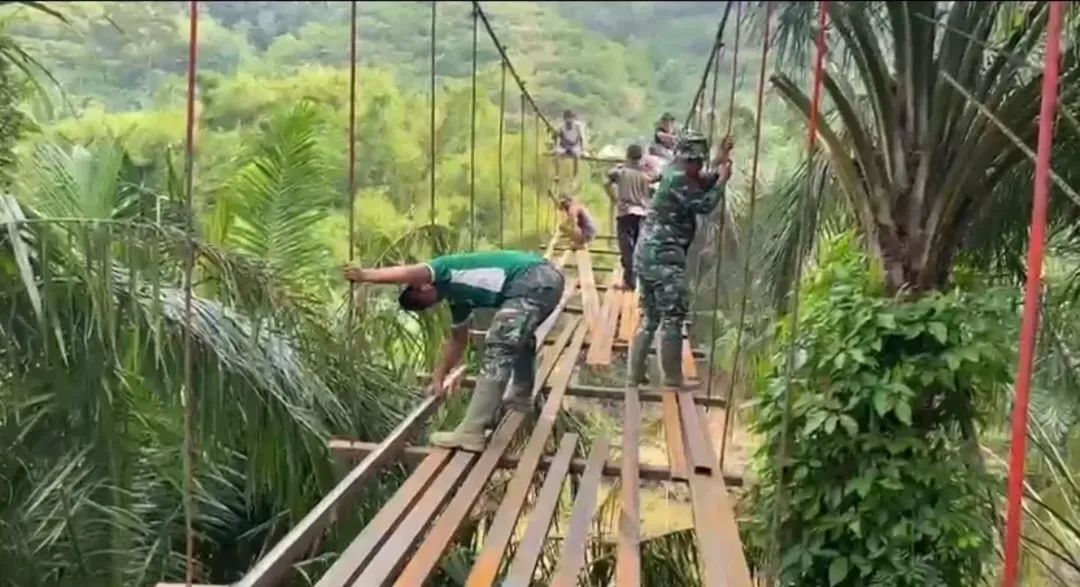 ‎Satgas Kodim 0212/TS Percepat Pembangunan Jembatan Gantung di Desa Rondaman‎‎ Paluta