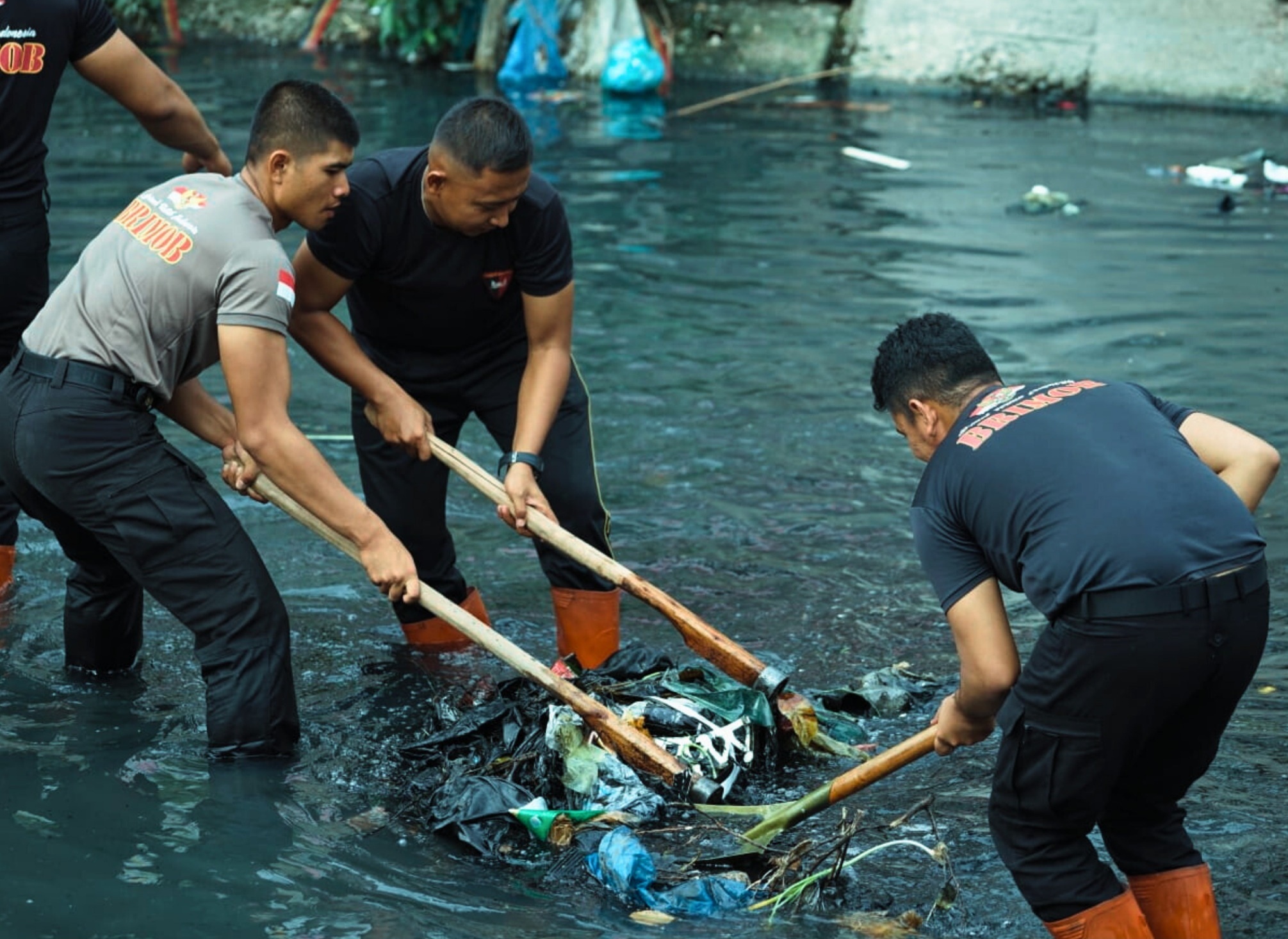Keluar Markas! Brimob Sumut Kutip Sampah Bersihkan Sungai