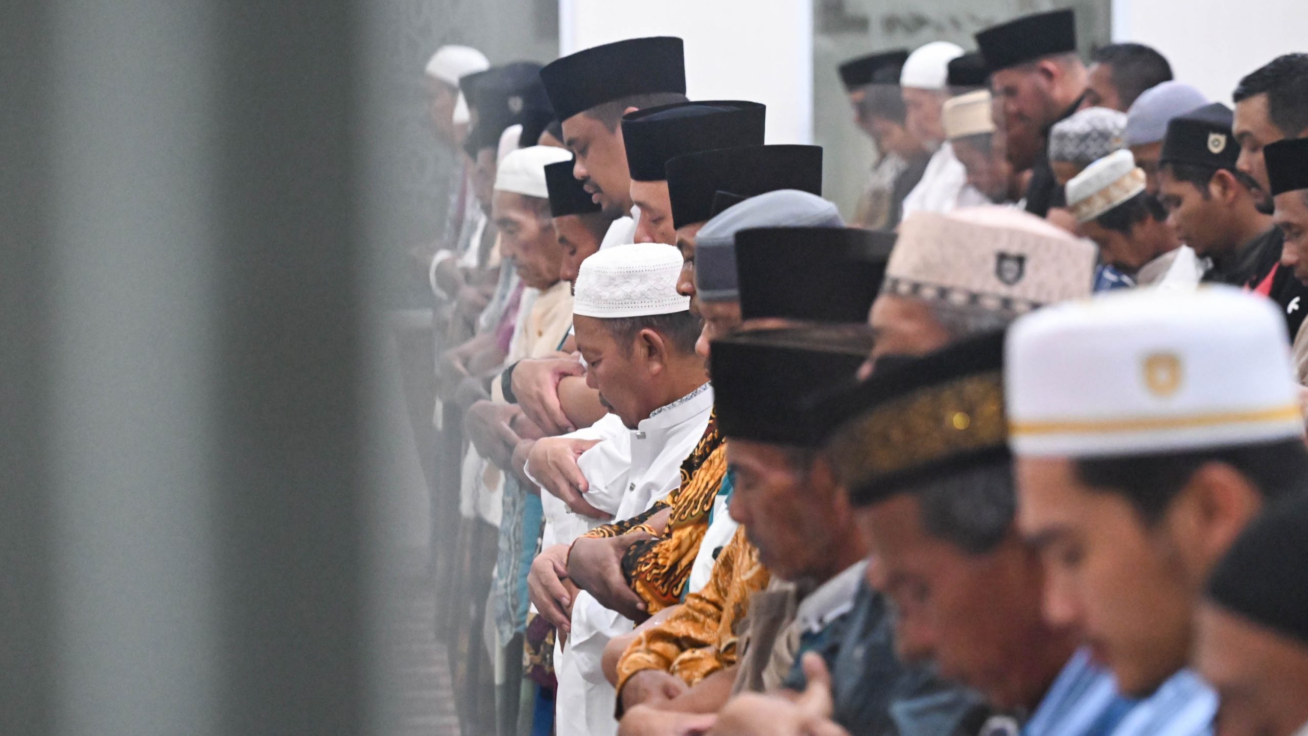 Hukum dan Tata Cara Salat Tarawih Sendirian