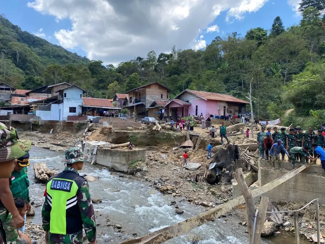 Semangat Gotong Royong Warga dan TNI di Balik Pembangunan Jembatan Darurat Termiara Aceh Tamiang