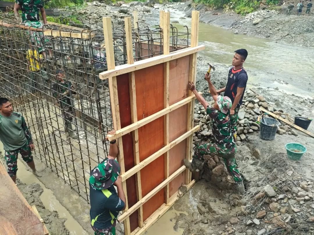 TNI Bangun Jembatan Bailey Sifalago Gomo, Buka Keterisolasian Warga di Nias Selatan